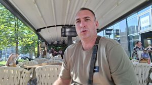 Osnovni sud u Novom Sadu vratio je na posao doktora veterinarskih nauka Nemanju Obradovića koji je zaposlen u Pasterovom zavodu u Novom Sadu, a dobio je otkaz jer kako tvrdi, nije hteo da ide na mitinge Srpske napredne stranke.