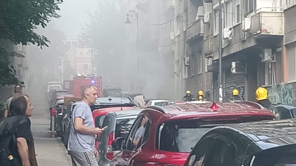 Požar na Vračaru, izgorelo nekoliko vozila 1