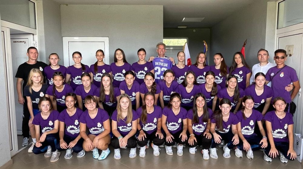 Donacija engleske reprezentacije ženskom fudbalskom klubu u Staroj Pazovi 1