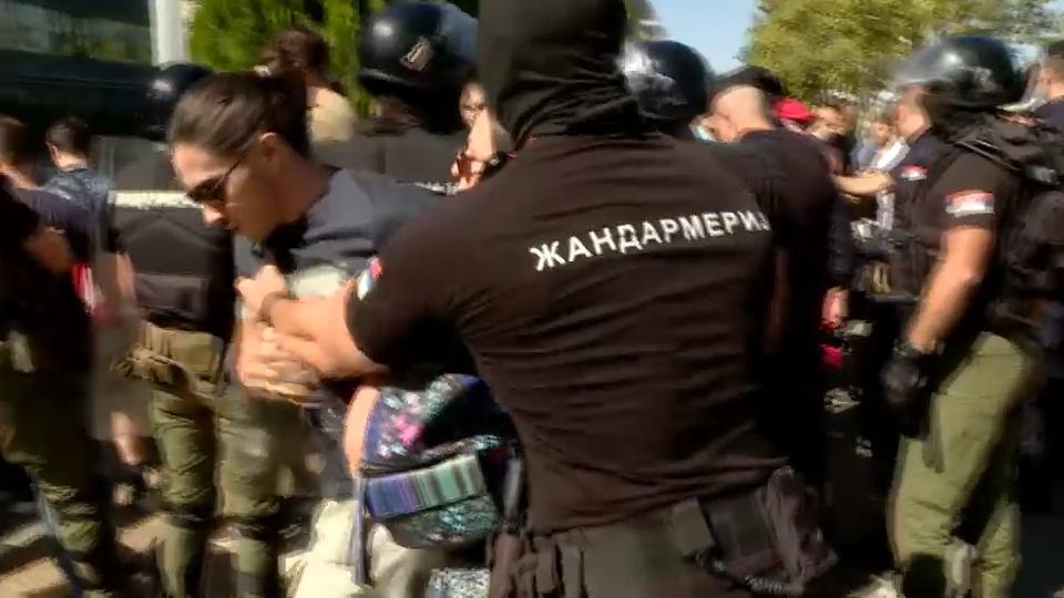 Padobranskim skokom završena vojna parada: Žadarmerija oslobodila potisnute studente i građane (FOTO/VIDEO) 1