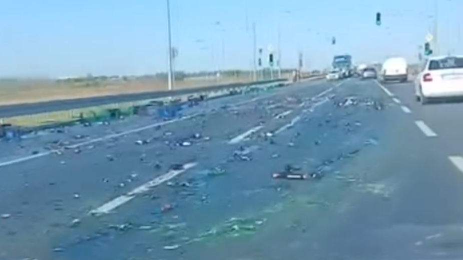 Flaše piva ispale iz kamiona na putu kod Novog Sada (VIDEO) 1