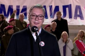 Građani se večeras okupljaju na Trgu Nikole Pašića, gde se mesecima nalazi šatorsko naselje, da bi pružili podršku Milanu Bogdanoviću, koji je tu danas ranjen iz vatrenog oružja. Okupljenima se obraća Aleksandar Vučić.