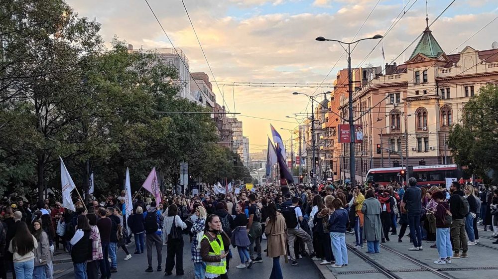 Protest za usvajanje zakona roditelj-negovatelj: Blokirana raskrsnica kod Vlade (FOTO, VIDEO) 1
