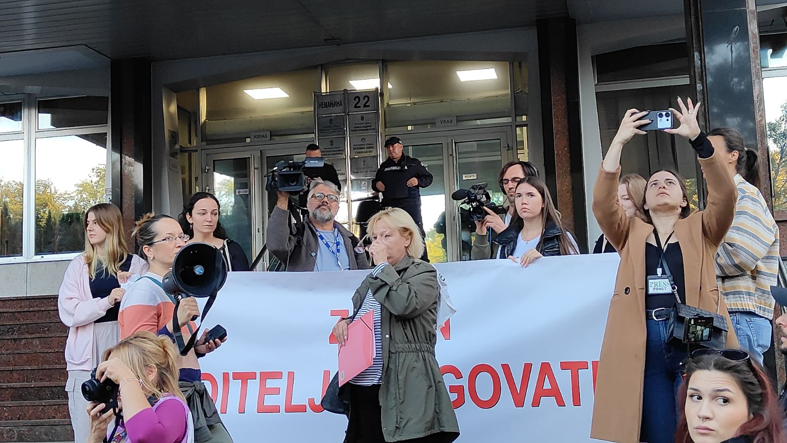 Protest za usvajanje zakona roditelj-negovatelj: Blokirana raskrsnica kod Vlade (FOTO, VIDEO) 2 Protest za usvajanje zakona roditelj-negovatelj: Blokirana raskrsnica kod Vlade (FOTO, VIDEO) 2