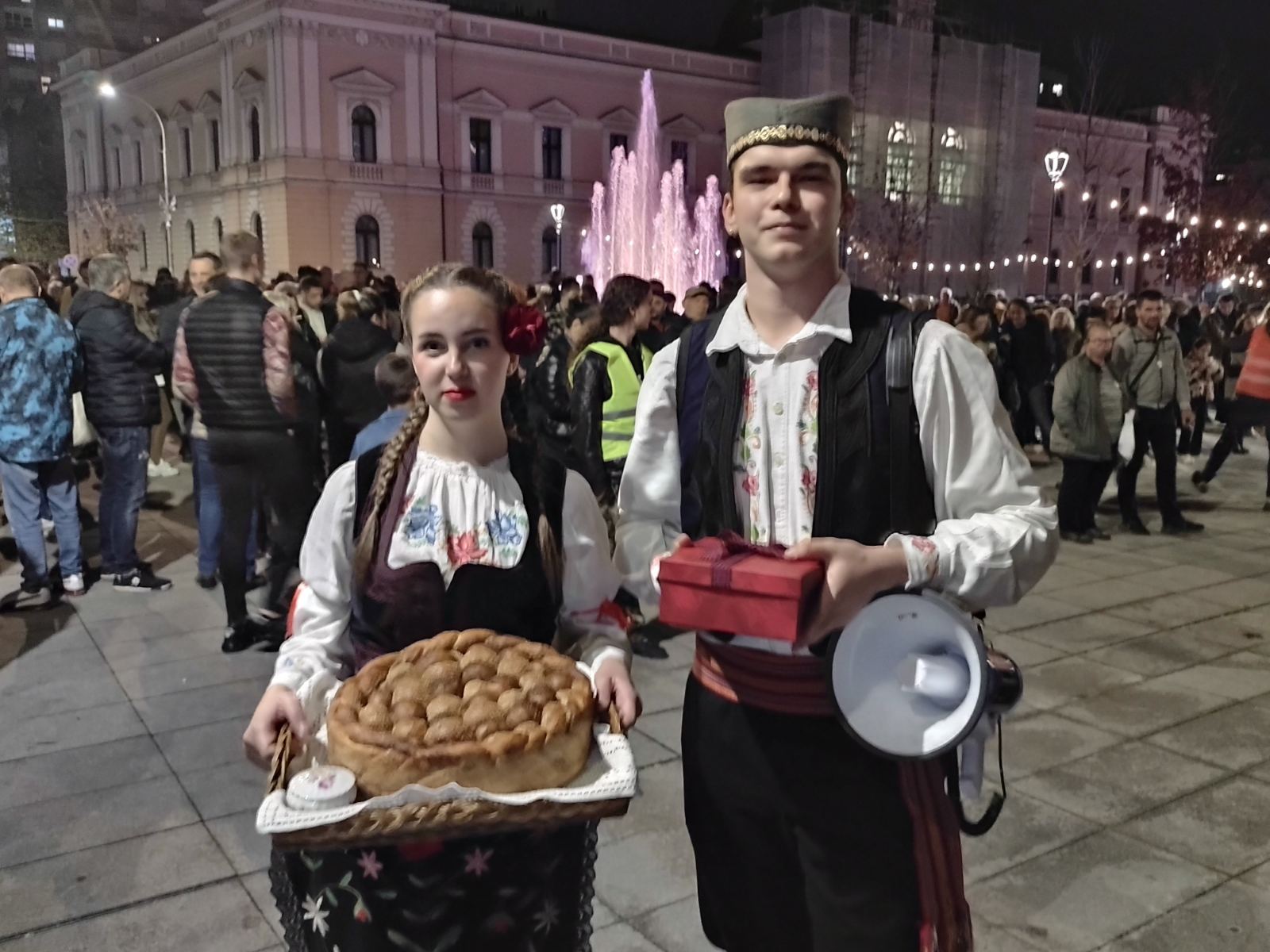 Mladi ove države grade mostove, a ne zidove: Kragujevčani dočekali pešake iz Novog Pazara 3 Mladi ove države grade mostove, a ne zidove: Kragujevčani dočekali pešake iz Novog Pazara 3