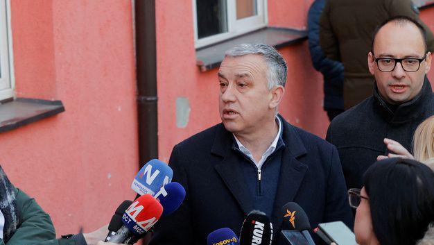 Lokalni izbori na Kosovu: Mogu li Srbi da se vrate u institucije 2 Zlatan Elek u kaputu na konferenciji za medije