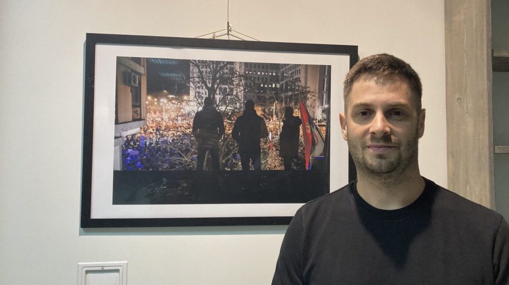 Transparenti, zastave i ljudi: Novosadski protest u slikama Lazara Novakovića (FOTO) 1