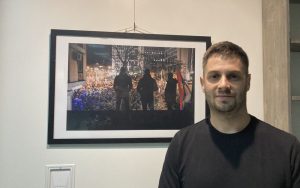 Uz zaglušujuću buku bubnjeva i doboša, kao što i dolikuje i u prigodnom terminu, baš pred najavljeno novo okupljanje na koje su pozvali studenti u Novom Sadu, sinoć je u galeriji kragujevačkog Kluba kulture „Artium” otvorena dokumentarna izložba „Šetnjom slobode Novi Sad” fotografa Lazara Novakovića.