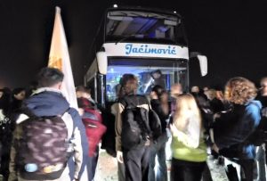  

Uzvicima „Pimpaj, pumpaj!” i „Deco, nek vam je sa srećom!” Kragujevčani su večeras sa parkinga kod stadiona „Čika Dača” u Šumaricama ispratili grupu studenata i matiranata koji će pešačiti od Beograda na skup u Novom Sadu 1. novembra. Studenti su se zahvalili svima onima koji su došli da ih isprate i pre odlaska poručili - vidimo se u subotu svi u Novom Sadu.