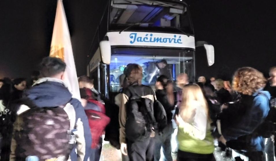 Da se žrtve ne zaborave a počinioci kazne: Kragujevčani ispratili studente i maturante koji će pešačiti od Beograda do Novog Sada 1