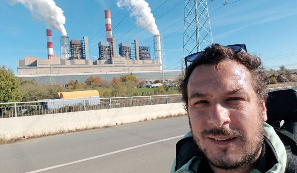 Plaćali mu pivo misleći da je fudbalski sudija, nudili mu pa odbijali prevoz: Profesor Vukašin Slavković iz Kragujevca pešači sam na skup u Novom Sadu 1