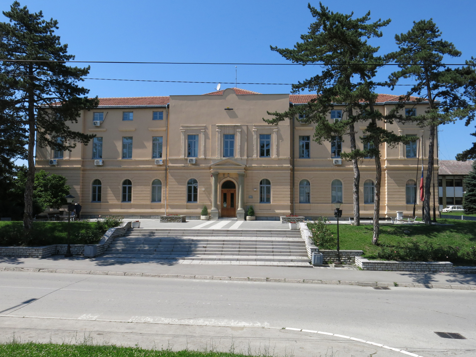 Vučić kao "domaćica koja 20 godina nije sređivala stan": Zašto je predsednik Srbije u funkcionerskoj kampanji za lokalne izbore? 3 Vučić kao "domaćica koja 20 godina nije sređivala stan": Zašto je predsednik Srbije u funkcionerskoj kampanji za lokalne izbore? 3