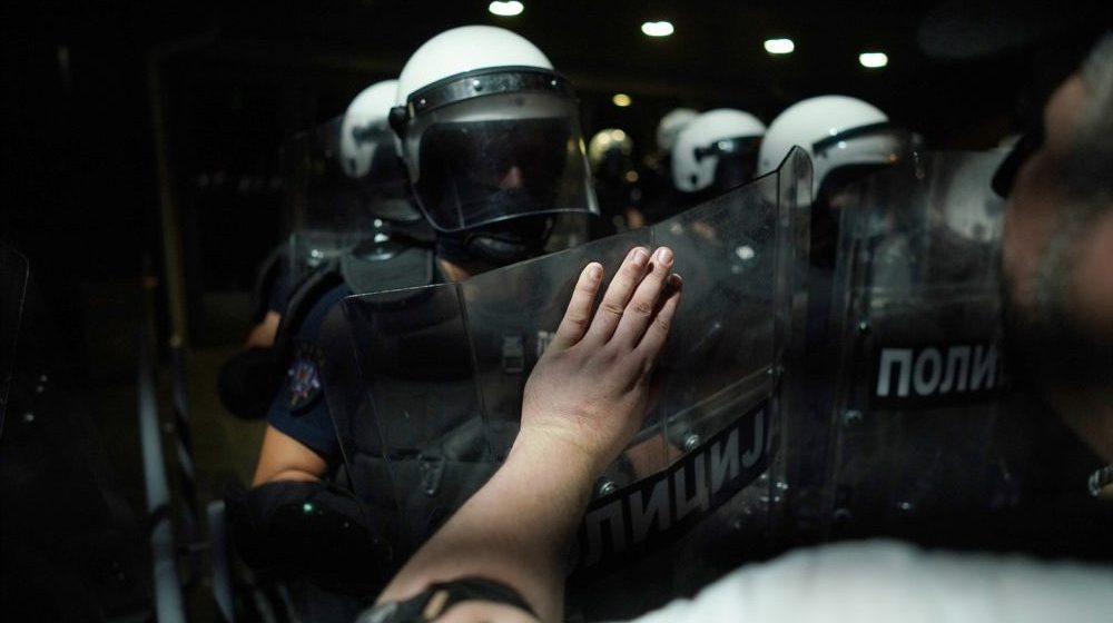 Prevelika upotreba sile na protestima i napadi na novinare u Srbiji: Izveštaj Hjuman rajts voča (HRW) 1