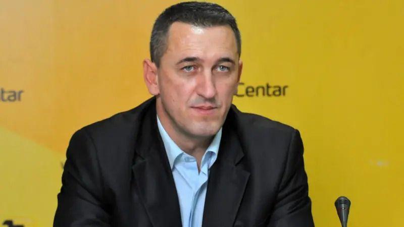 Aljbin Kurti ostaje bez vlasti? Ili novi mandatar ili novi izbori na Kosovu 2 Nenad Rašić na konferenciji za medije u Medija centru u Beogradu u tamnom odelu i svetlo plavoj jakni