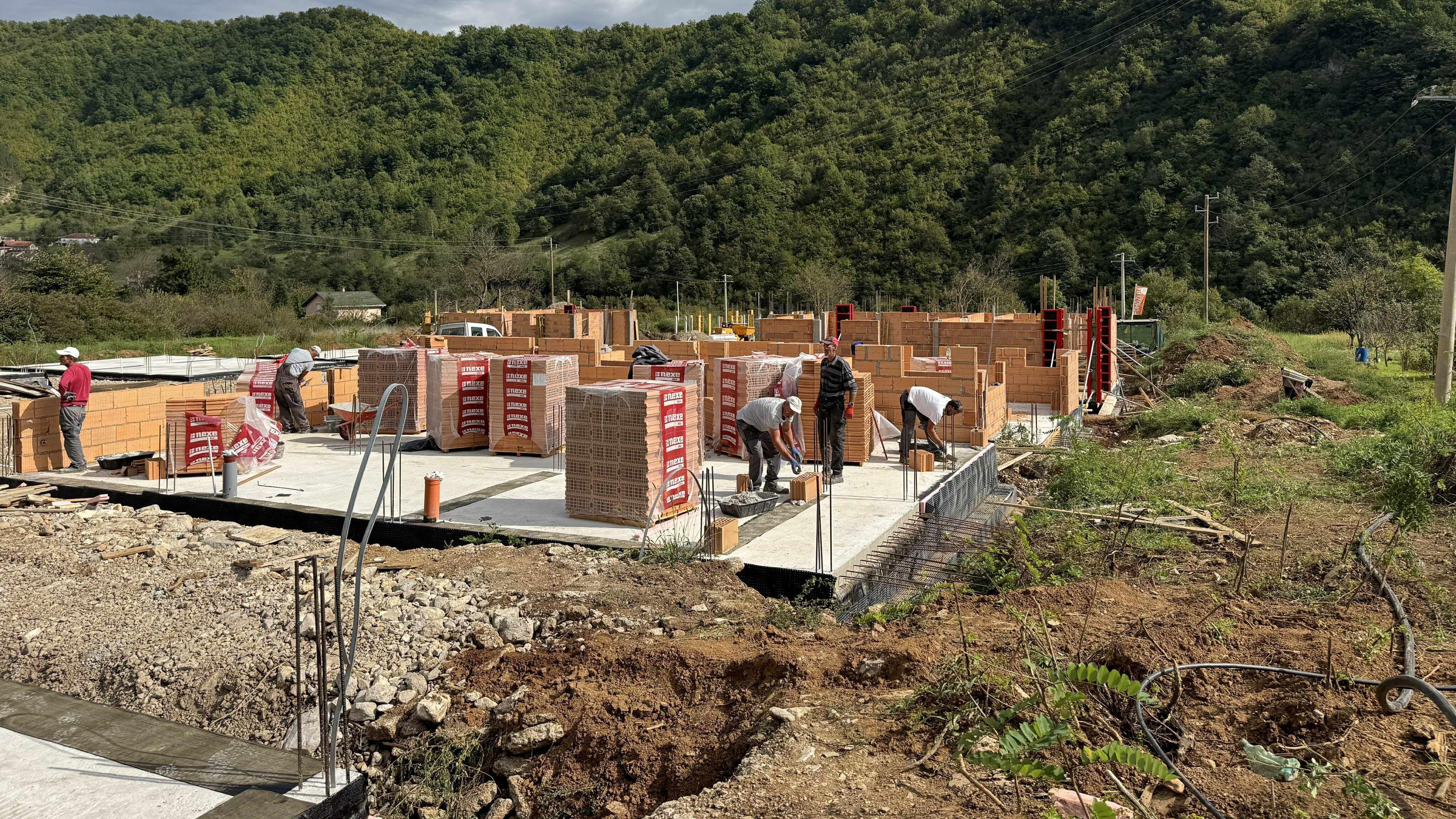 Godišnjica smrtonosnih poplava u Donjoj Jablanici, istraga tužilaštva 'u završnoj fazi' 3 Meštani Donje Jablanice grade kuće, ali poslednice poplava su i dalje vidljive