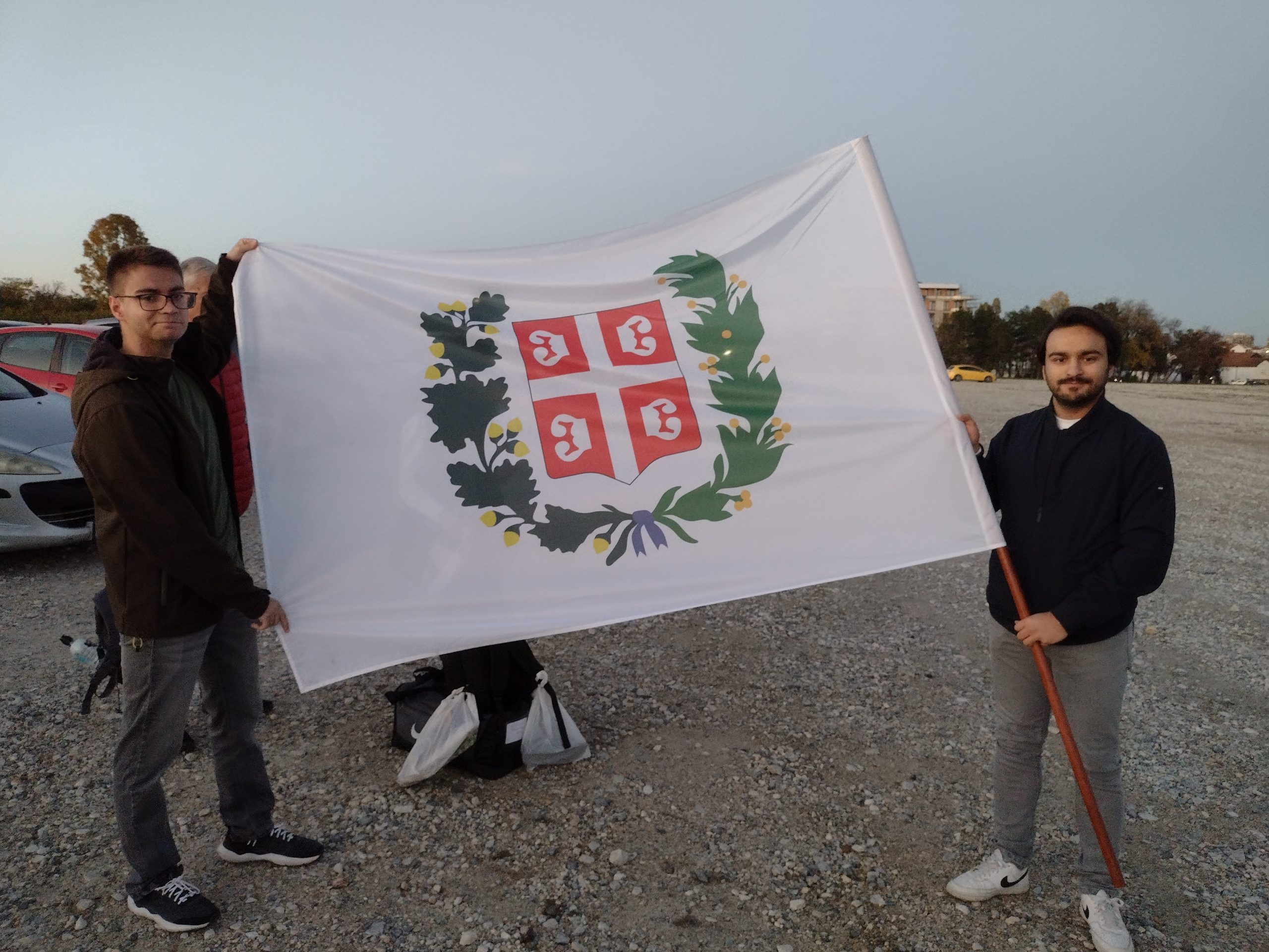 Da se žrtve ne zaborave a počinioci kazne: Kragujevčani ispratili studente i maturante koji će pešačiti od Beograda do Novog Sada 2 Da se žrtve ne zaborave a počinioci kazne: Kragujevčani ispratili studente i maturante koji će pešačiti od Beograda do Novog Sada 2