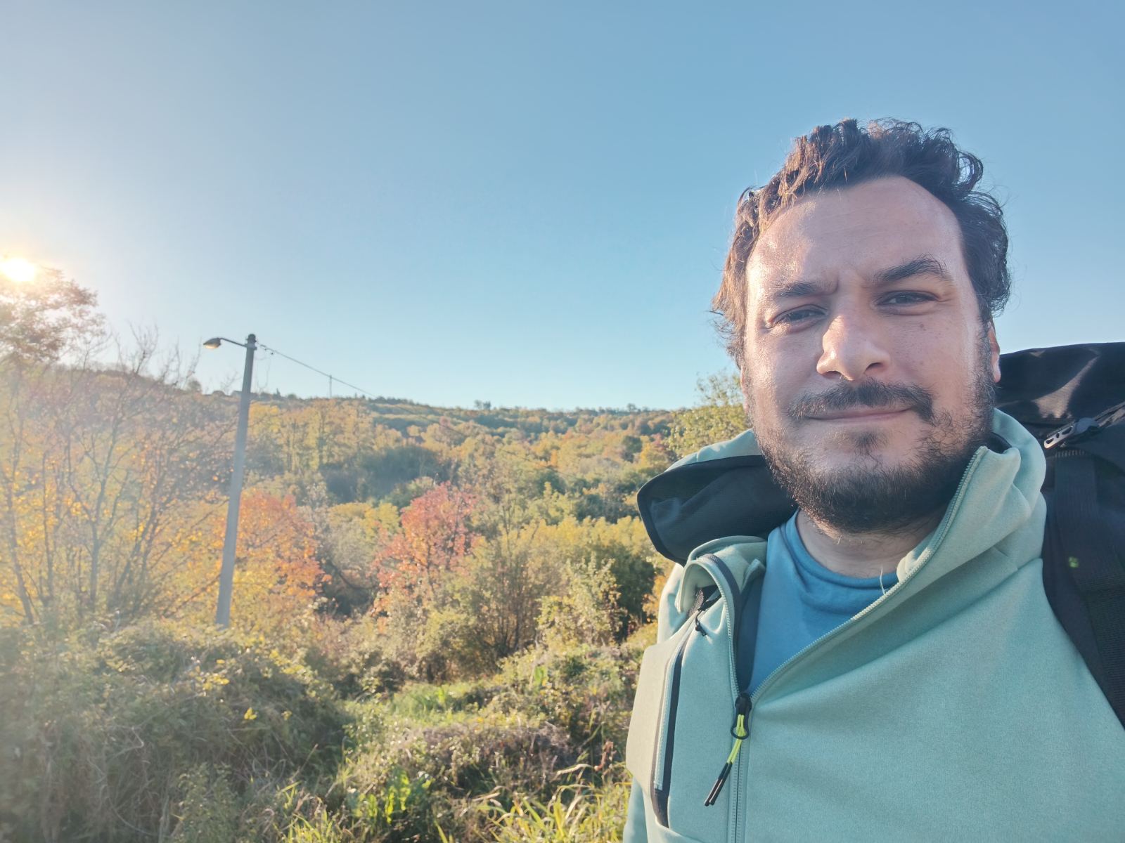 Plaćali mu pivo misleći da je fudbalski sudija, nudili mu pa odbijali prevoz: Profesor Vukašin Slavković iz Kragujevca pešači sam na skup u Novom Sadu 2 Plaćali mu pivo misleći da je fudbalski sudija, nudili mu pa odbijali prevoz: Profesor Vukašin Slavković iz Kragujevca pešači sam na skup u Novom Sadu 2