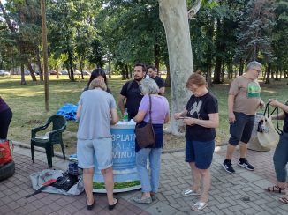 03 - Profesor Vukašin Slavković iz Kragujevca pešači do Novog Sada Plaćali mu pivo misleći da je fudbalski sudija, nudili mu pa odbijali prevoz: Profesor Vukašin Slavković iz Kragujevca pešači sam na skup u Novom Sadu 3