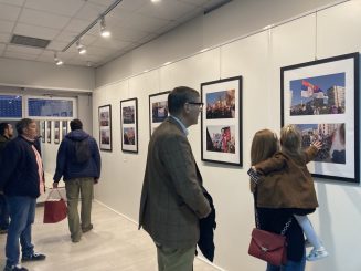 Transparenti, zastave i ljudi: Novosadski protest u slikama Lazara Novakovića (FOTO) 6