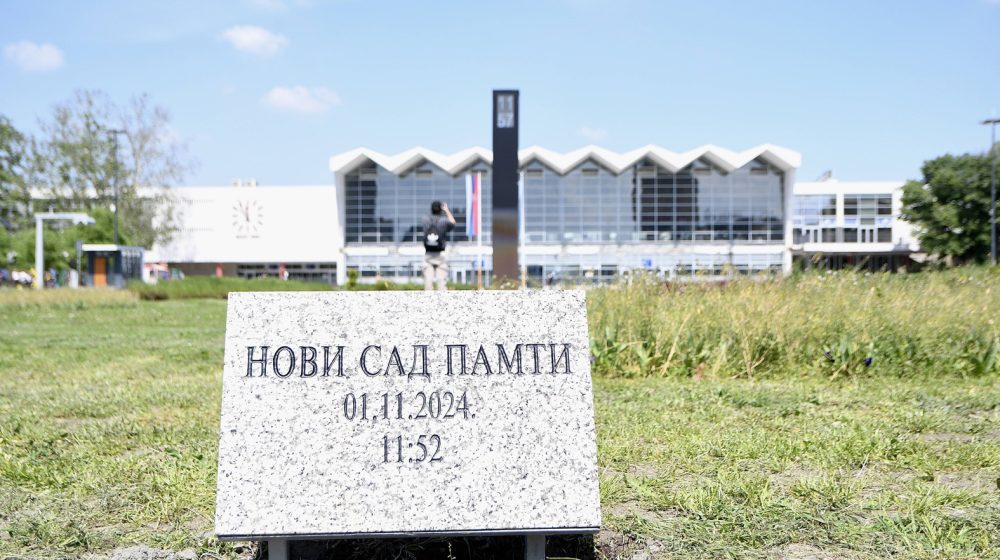 Bački Petrovac za studente: „Zemlja pamti ruke koje su čupale cveće mrtvima“ (FOTO) 1