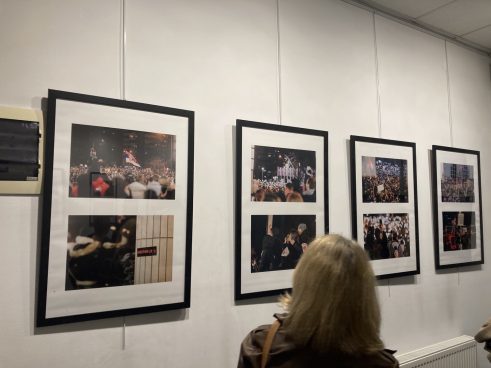 Transparenti, zastave i ljudi: Novosadski protest u slikama Lazara Novakovića (FOTO) 9