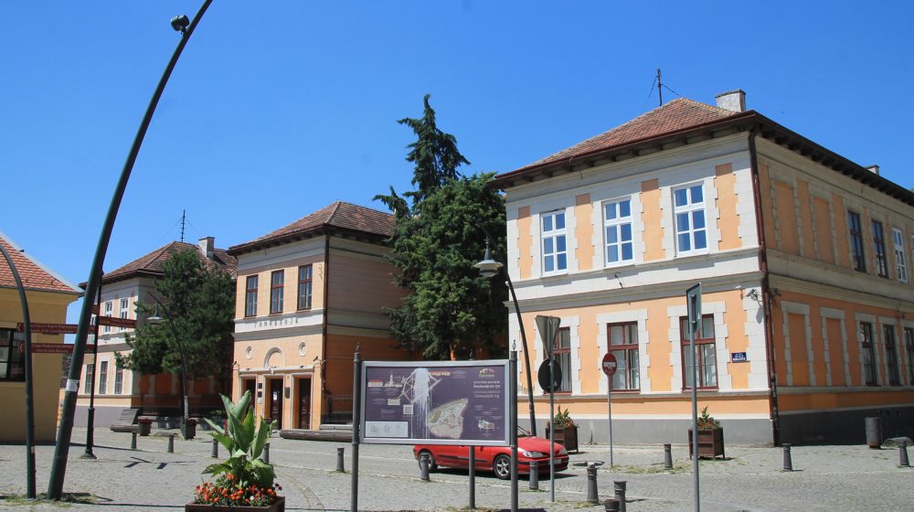 Đaci u blokadi, nastavnici najavili štrajk: Šta se događa u pančevačkoj Gimnaziji “Uroš Predić”? 1