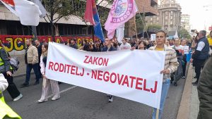 Stranka slobode i pravde (SSP) saopštila je danas da javni poziv Ministarstva za rad, boračka i socijalna pitanja za formiranje radne grupe za Zakon roditelj-negovatelj nije početak rešavanja problema, već pokušaj da se prikrije činjenica da je vlast tri puta odbila da Zakon koji predlaže SSP bude na dnevnom redu Narodne skupštine.