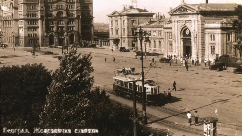 Kako je Beograd prešao put od 'konjskog' do modernih tramvaja 8 Fotografija stare Železničke stanice u Beogradu iz 1923. godine, pored koje prolazi tramvajska linija