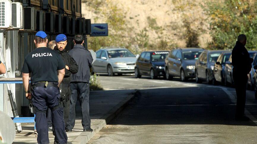 Kako nisam ušla na Kosovo da izveštavam o izborima 1 Nekoliko muškaraca u uniformama policije Kosova na prelazu Jarinje, u daljini se vidi kolona automobila
