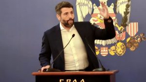 Gradonačelnik Beograda Aleksandar Šapić tvrdi da bi saobraćajna nesreća na Novom Beogradu u kojoj je poginula tročlana porodica bila izbegnuta da je na tom mestu postavljen kružni tok i ukinuto skretanje ulevo. Naši sagovornici kažu da takve mere same po sebi ne mogu da reše problem bahatih vozača i vozača pod dejstvom alkohola ili droga.