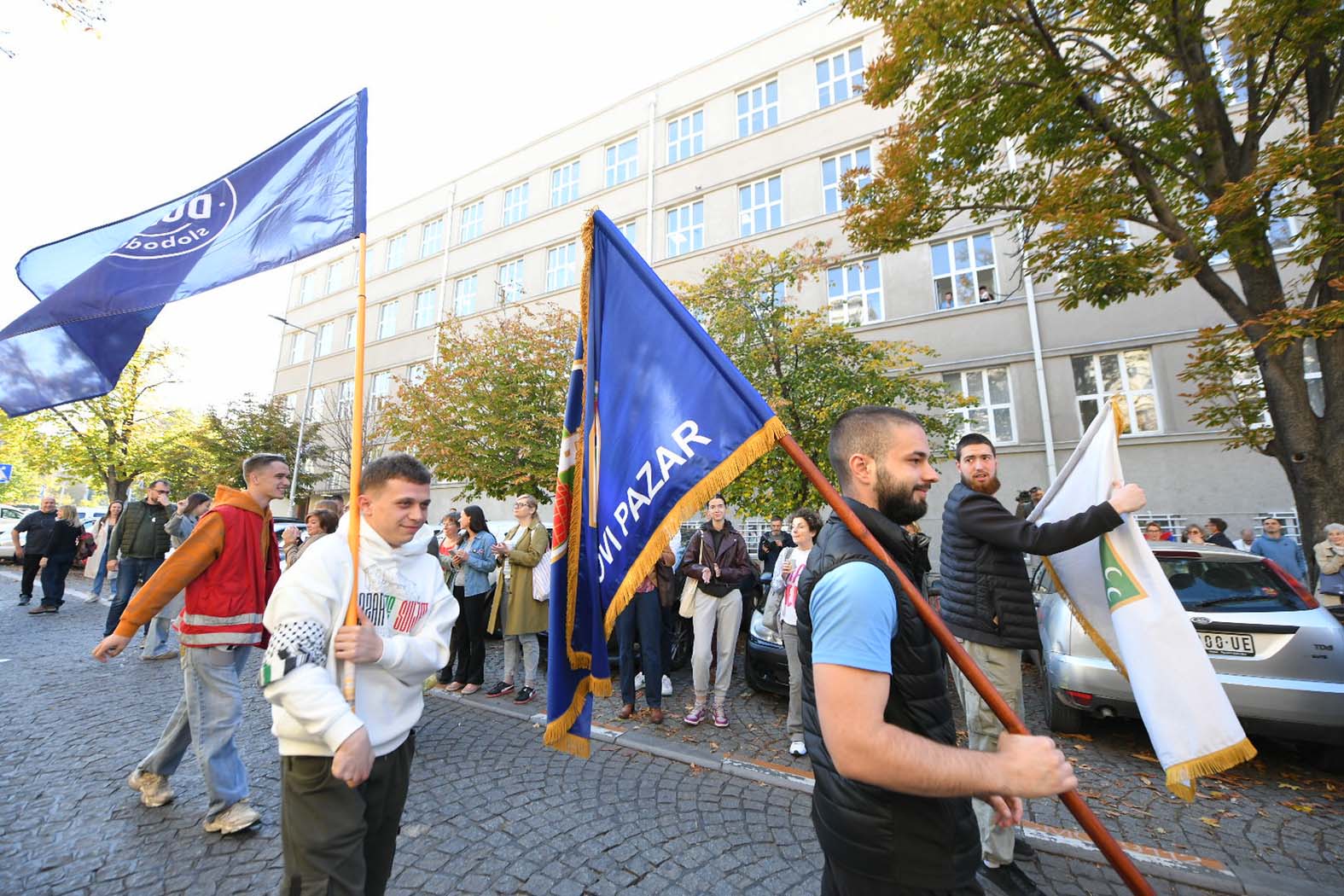 Tišina ispred Pete beogradske gimnazije: Đaci, studenti i građani odali poštu žrtvama tragedije u Novom Sadu 3