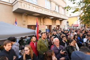 Tišina ispred Pete beogradske gimnazije: Đaci, studenti i građani odali poštu žrtvama tragedije u Novom Sadu 2