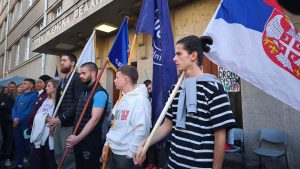 Đaci, građani i studenti Državnog univerziteta u Novom Pazaru (DUNP) počeli su danas u 11:52 sati odavanje pošte žrtvama tragedije pada nadstrešnice na Železničkoj stanici u Novom Sadu.