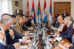 Ministarka rudarstva i energetike Dubravka Đedović Handanović izjavila je danas  da će rafinerija nafte u Pančevu nastaviti da radi u narednih gotovo mesec dana, kao i da Srbija ima zalihe nafte i naftnih derivata koje su dovoljne za stabilnost tržišta.