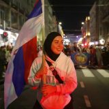 Kada devojka sa hidžabom, ogrnuta zastavom Srbije, korača ka Novom Sadu, šta je to? 1
