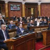 "Šta dobijamo time što milijardu dinara bacamo u praznu rupu": Rasprava o zaduživanju na sednici Skupštine 4