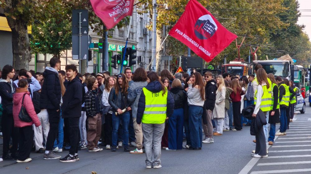 Učenici Prve beogradske gimnazije pridružili su se blokadi ispred Pete gimnazije 1