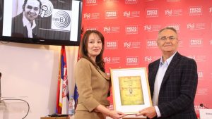  Nagrada za novinarsku humanost „Đoko Vještica“ uručena je danas novinarki Radio-televizije Srbije (RTS) Biljani Bojković za emisiju „Od stolara do humaniste“, u kojoj opisuje rad stolara Mileta koji pravi hranilice za bebe i nameštaj koji poklanja, dok istovremeno prikuplja pomoć i lekove za najugroženije.