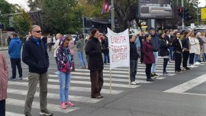 Povodom 11 meseci od pada nadstrešnice na Železničkoj stanici u Novom Sadu kada je 16 osoba poginulo, a jedna teško povređena danas 1. oktobra se u više mesta u Srbiji organizuju komemorativne šetnje na koje su pozvali studenti u blokadi, maturanti i zborovi građana.