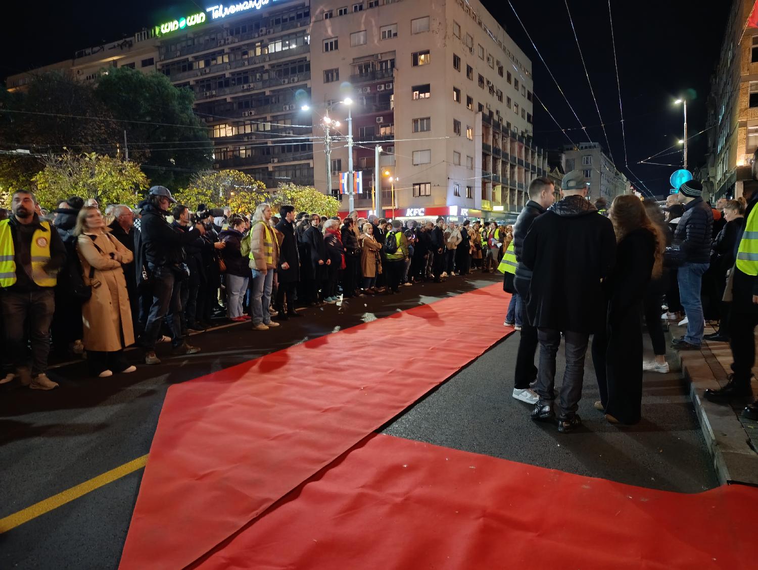 "Idem preko zemlje Srbije": Suze, vatromet, baklje i crveni tepih za studente koji su prešli peške više od 300 kilometara (VIDEO, FOTO) 2 "Idem preko zemlje Srbije": Suze, vatromet, baklje i crveni tepih za studente koji su prešli peške više od 300 kilometara (VIDEO, FOTO) 2