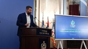 Gradonačelnik Beograda Aleksandar Šapić na konferenciji za medije u Starom dvoru naveo je da ne zna da li je nedavna pucnjava u Ćacilendu teroristički akt, kako je to ranije ocenio predsednik Srbije Aleksandar Vučić.
