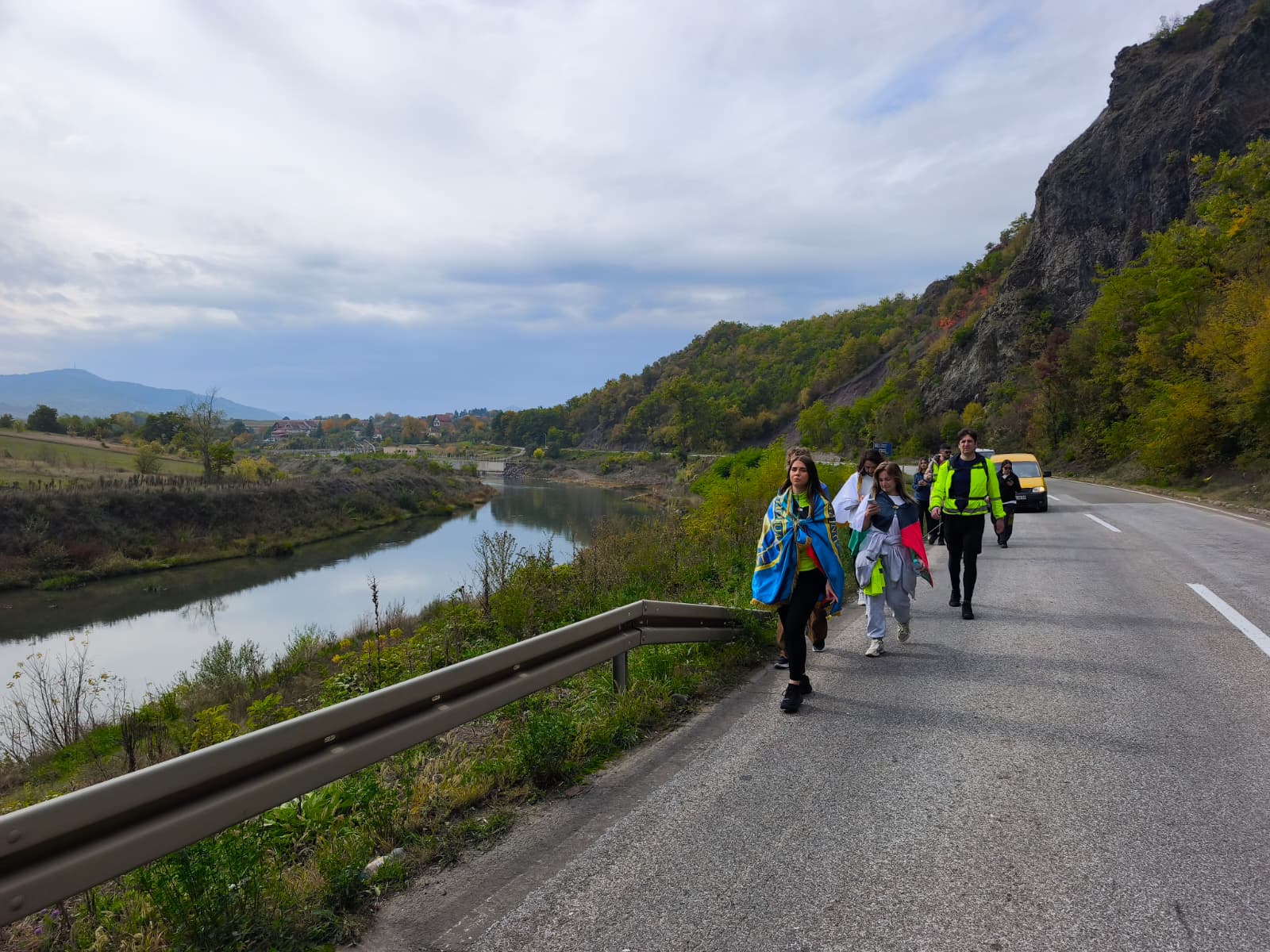 “Nemam više, ali ovo vam je od mene”: Studenti iz Novog Pazara opisuju noćenje u Studenici i jedan dirljiv susret 2 “Nemam više, ali ovo vam je od mene”: Studenti iz Novog Pazara opisuju noćenje u Studenici i jedan dirljiv susret 2