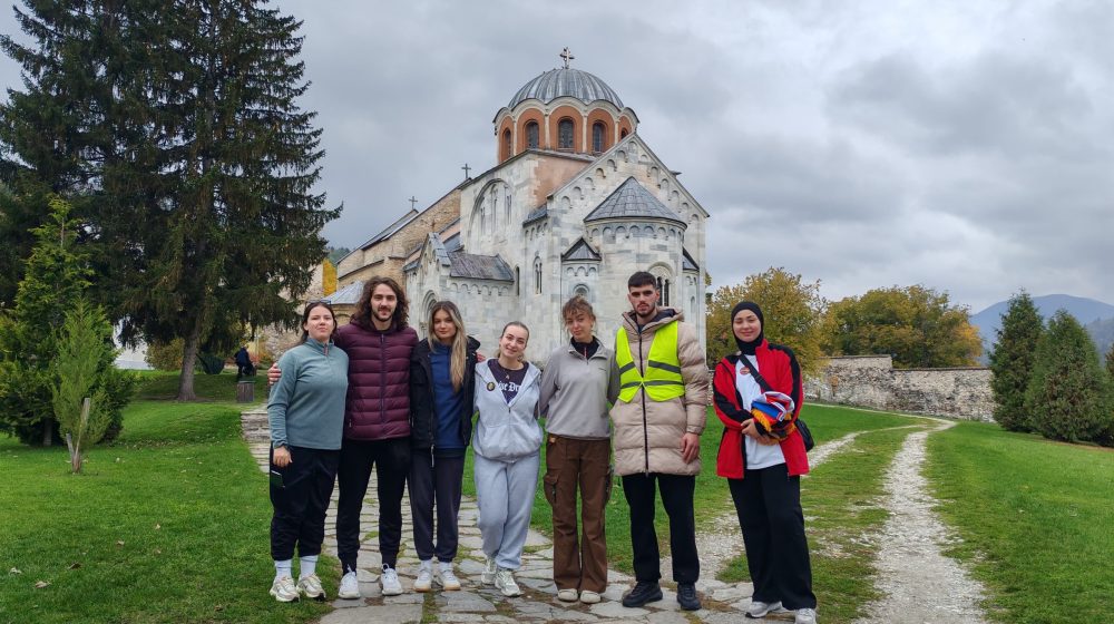 “Nemam više, ali ovo vam je od mene”: Studenti iz Novog Pazara opisuju noćenje u Studenici i jedan dirljiv susret 1
