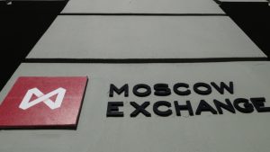 Rusko berzansko tržište potonulo je danas dok su investitori reagovali na nove američke sankcije koje ciljaju najveće naftne proizvođače u zemlji, Rosnjeft i Lukoil, piše Moskovski Tajms.