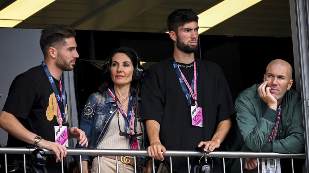 Sin Zinedina Zidana prošao sve mlađe selekcije Francuske, ali se odlučio za drugu seniorsku reprezentaciju 1