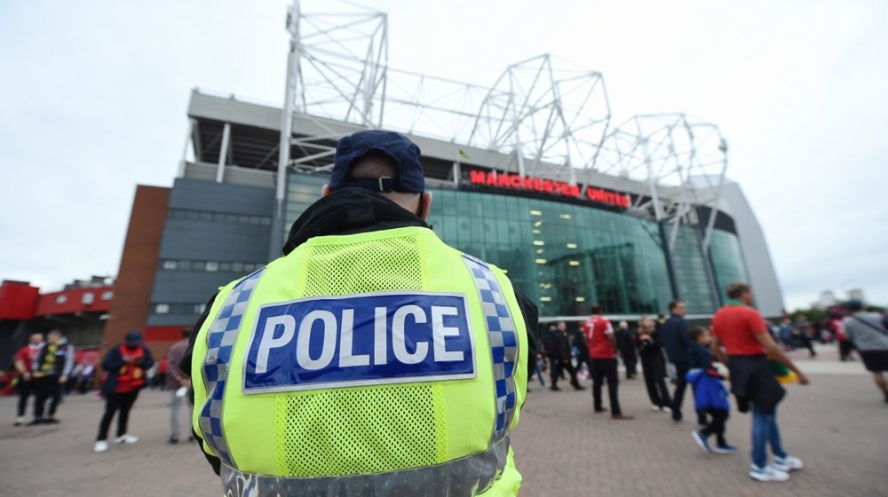 Autom i nožem napao ljude kod sinagoge u Mančesteru, dvoje ubijenih, napadač "verovatno" mrtav 1