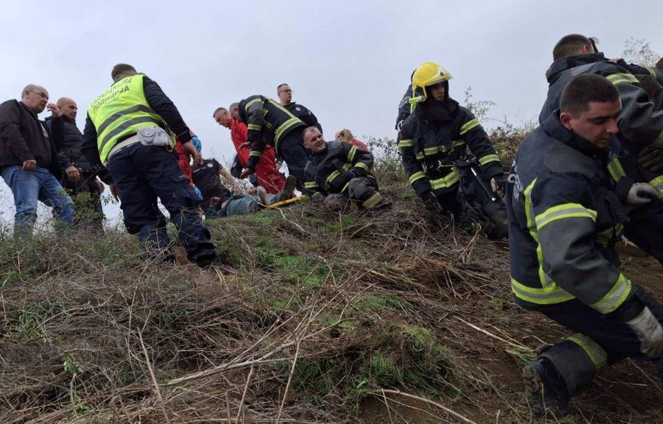 Brzina verovatno uzrok nesreće u Sremskoj Mitrovici, utvrdila policija 2 Policija, vatrogasci i medicinski radnici ukazuju pomoć povređenima