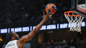 Košarkaši Partizana gostuju Hapoelu u sedmom kolu Evrolige, a rezultat na poluvremenu glasi 41:40 u korist izraelskog kluba.