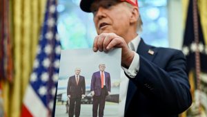 Donald Tramp je sve više frustriran Vladimirom Putinom i vidi ga kao veću prepreku miru u Ukrajini nego Volodimira Zelenskog, navode izvori britanskog Telegrafa.