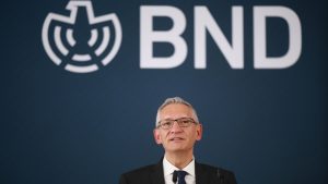 Predsednik Rusije Vladimir Putin rešen je da testira evropske granice i mogao bi u svakom trenutku da eskalira sukob u „vruću konfrontaciju“, upozorio je danas šef nemačke spoljne obaveštajne službe, prenosi Blumberg.